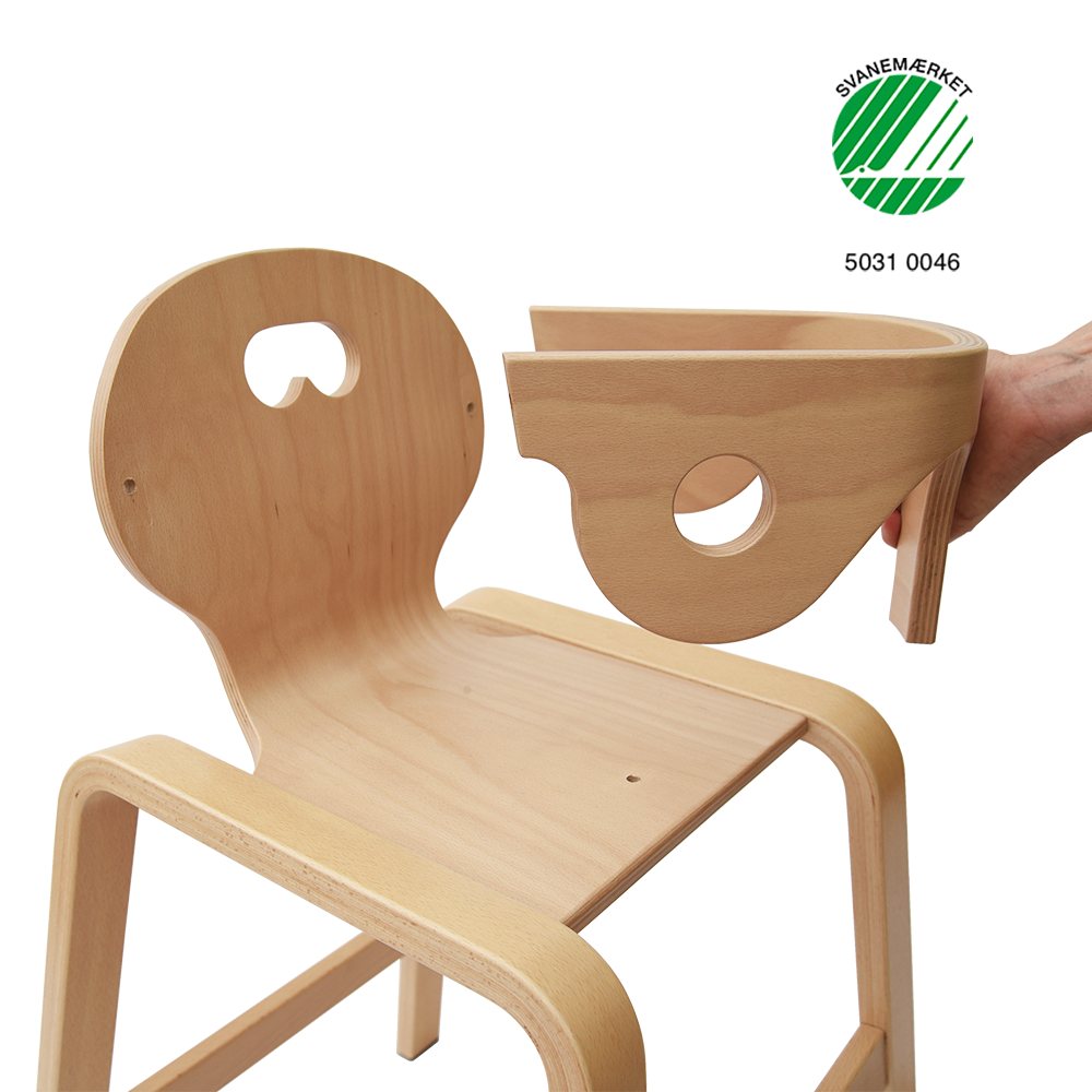 Svanemærket højstol Panuline Stabel Højstol med aftagelig bøjle der let kan tages af og på med umbraco nøgle, har også regulerbar og aftagelig fodstøtte, sikkerhedstestet EN14988-1:2017+A1:2020, kan stables, dansk design fra Klarskov møbler med møbelproduktion på Fyn.