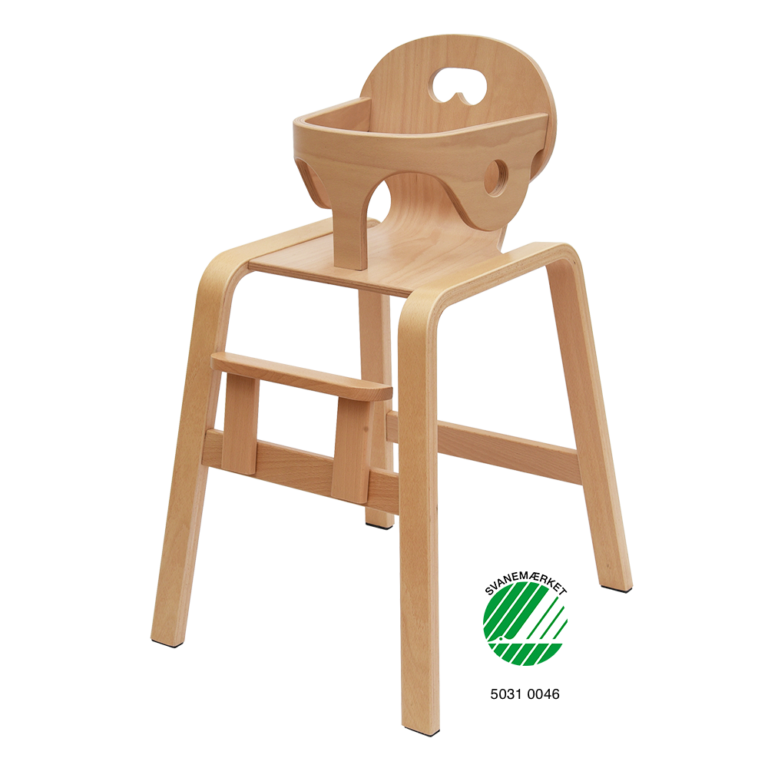 Svanemærket højstol Panuline Stabel Højstol med aftagelig bøjle og regulerbar og aftagelig fodstøtte, sikkerhedstestet EN14988-1:2017+A1:2020, kan stables og fås med ryghynde, dansk design af Klarskov møbler med produktion på Fyn.