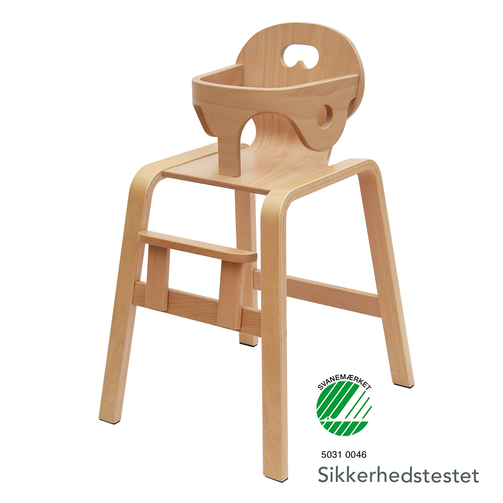 Svanemærket højstol Panuline Stabel Højstol med aftagelig bøjle og regulerbar og aftagelig fodstøtte, sikkerhedstestet EN14988-1:2017+A1:2020, kan stables og fås med ryghynde, dansk design af Klarskov møbler med produktion på Fyn.