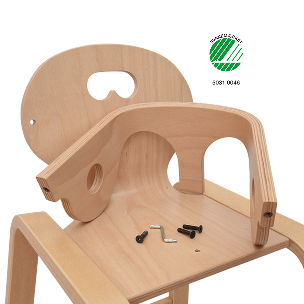 Aftagelig bøjle på som ligger på sædet med skruer, muffer Svanemærket højstol brug også stolen som en almindelig stol, Panuline Stabel Højstol med regulerbar og aftagelig fodstøtte, sikkerhedstestet EN14988-1:2017+A1:2020, kan stables og fås med ryghynde, dansk design af Klarskov møbler med produktion på Fyn.