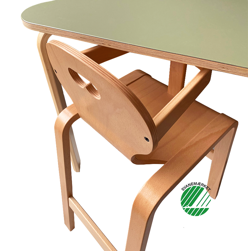 Svanemærket Panuline Stabel Højstol kan skubbes ind under bordkant - tablebart højstol - Pædagogiske møbler fra Klarskov møbler ApS