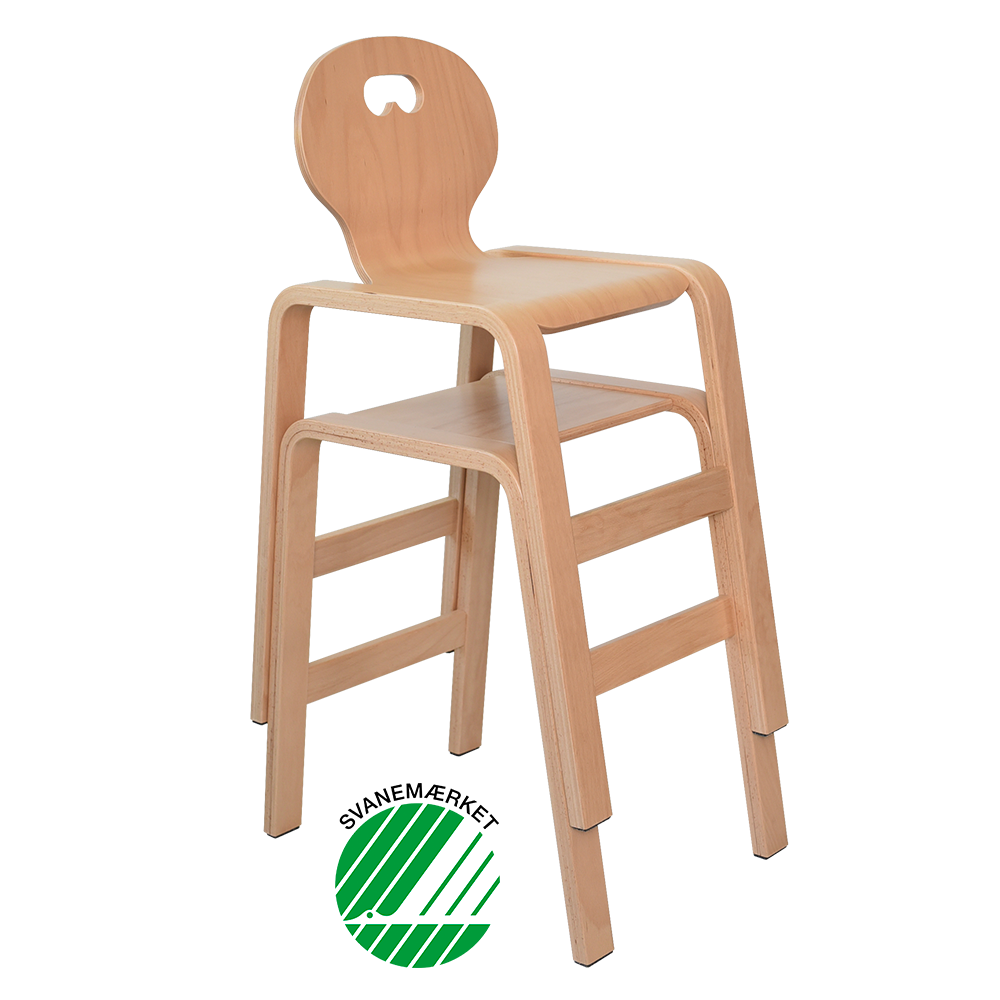 Svanemærket Panuline Stabel Stol en stabelbar stol med ryg og fodstøtte i træ - kan stables sammen med Panuline Stabel Taburet – få pædagogiske institutionsmøbler hos Klarskov møbler ApS
