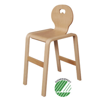 Svanemærket Panuline Stabel Stol er en stabelbar stol med ryglæn og fodstøtte i træ - få pædagogiske institutionsmøbler hos Klarskov møbler
