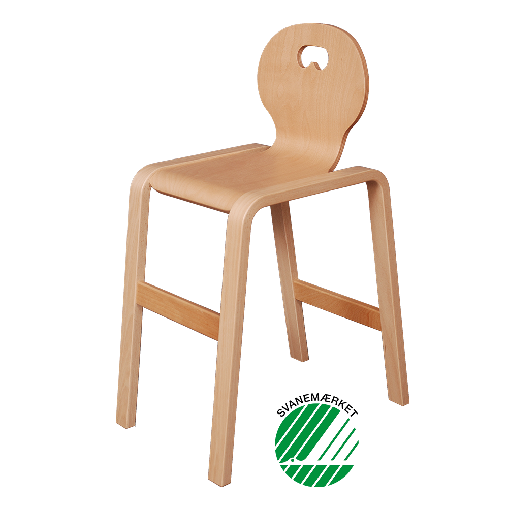 Svanemærket Panuline Stabel Stol en stabelbar stol med ryg og fodstøtte i træ - få pædagogiske institutionsmøbler hos Klarskov møbler ApS
