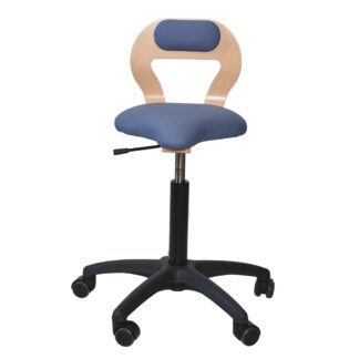 Lænde Ergoret Arbejdsstol, en ergonomisk arbejdesstol, kan indstilles i højden med gaspatron, har sikkerhedshjul, ergomisk sæde, giver støtte til lænden, rygpude – er fra Klarskov møbler ApS designet af Hans Klarskov