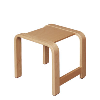 Lille Panuline – lille robust og stabil taburet til børn af træ fra Klarskov møbler ApS - pædagogiske møbler
