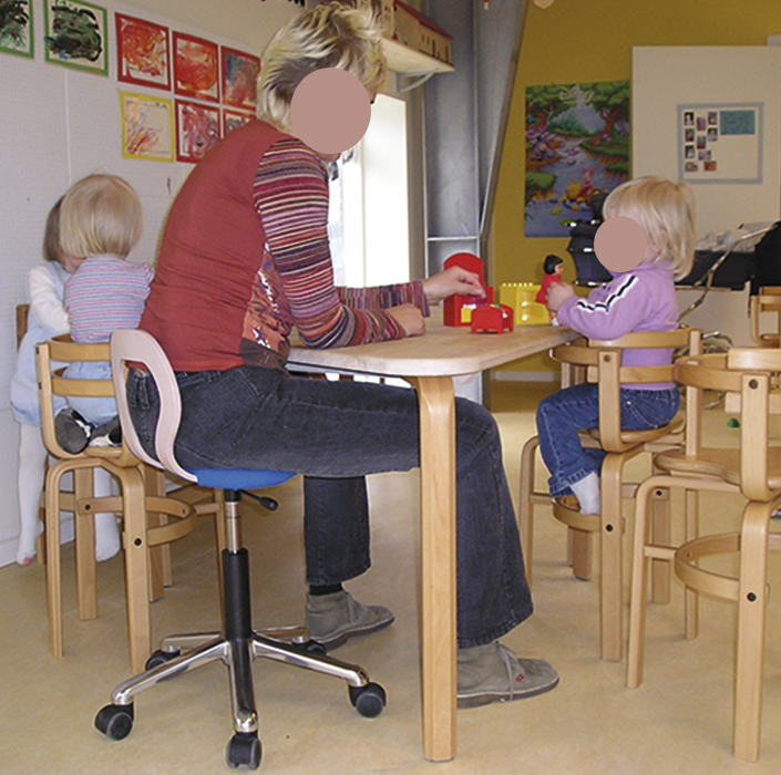Reference med Lænde Ergoret Arbejdsstol, der er en ergonomisk stol til børn og voksne fra Klarskov møbler ApS designet af pædagog Hans Klarskov i 1993.