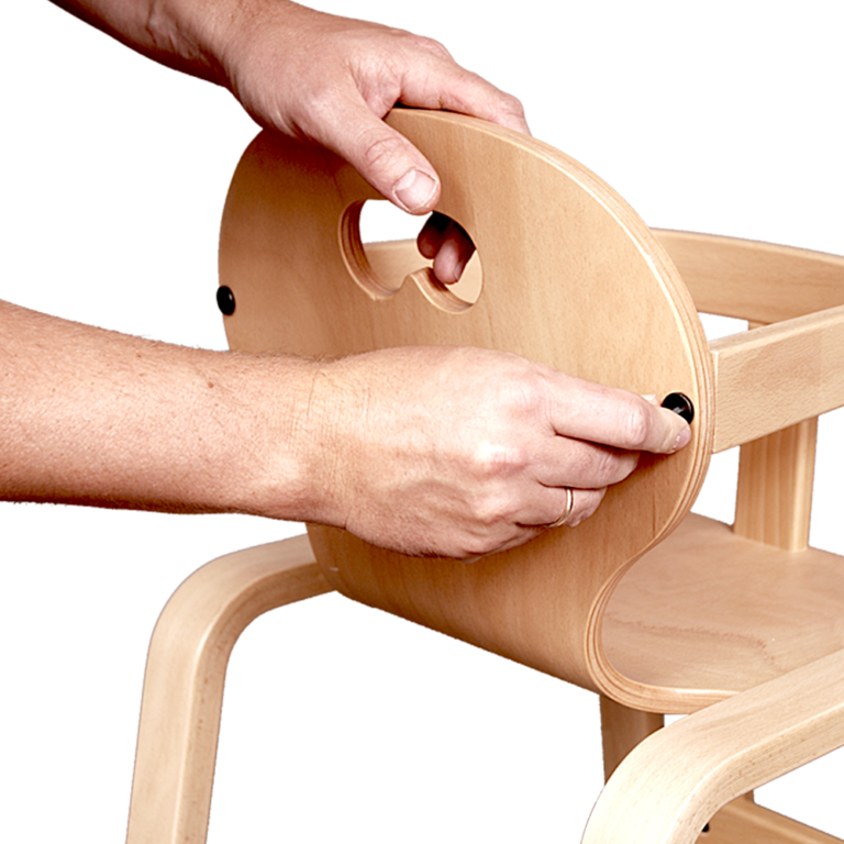 Bøjle til Svanemærket Panuline Stabel Højstol kan tages af med umbraco nøgle og højstol kan bruges som en almindelig høj stol – fra Klarskov møbler ApS, pædagogiske møbler til institutionsindretning