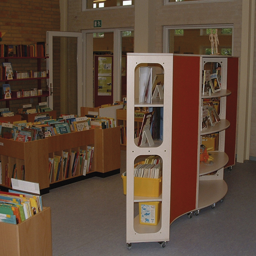 Bue Reol i høj brugt til indretning af bibliotk til bøger og som afskærmning med lyddæmpende beklædning - mobil reol og rumdeler i èt møbel - få pædagogisk indretning med pædagogisk møbler fra Klarskov møbler 