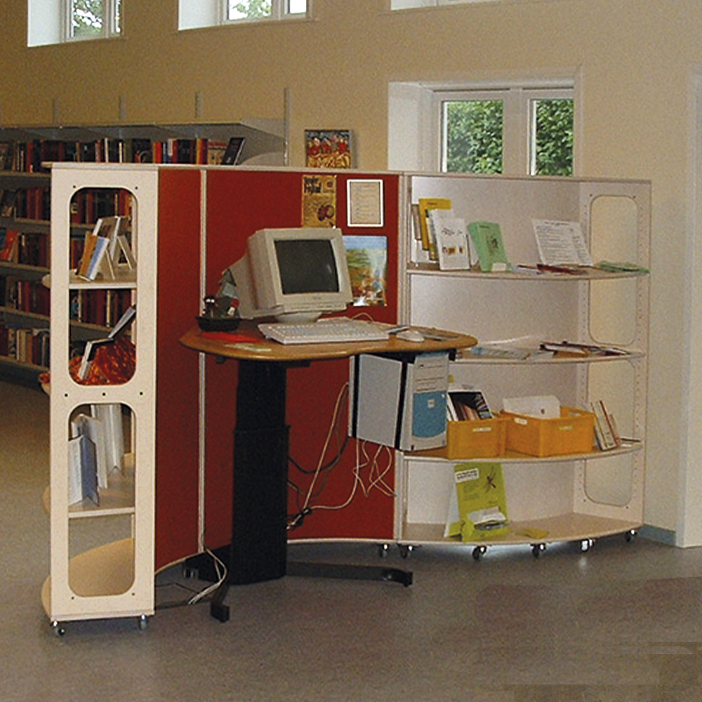 Bue Reol i høj med lyddæmpende beklædning til indretning af bibliotek med opbevaring af bøger og som afskærmning - Mobil reol og rumdeler i ét møbel - få pædagogisk indretning med pædagogiske møbler fra Klarskov møbler 
