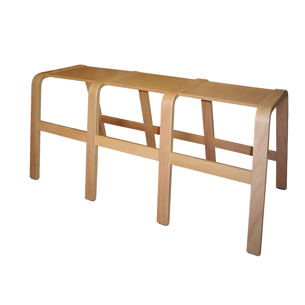 Panuline Stabel Bænk er en stabelbar bænk med 3 sæder i træ, legemøbel der er stærk og stabil til institutionsindretning - få pædagogiske møbler hos Klarskov møbler
