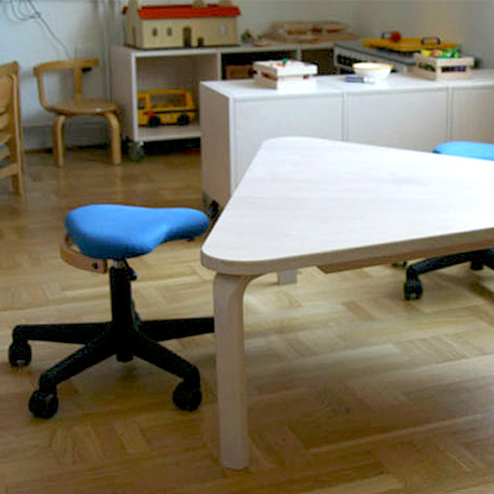 Pædagogisk indretning i dagpleje med lavt Triangel Bord og Ergogomisk stol Ergoret Arbejdsstol fra Klarskov møbler