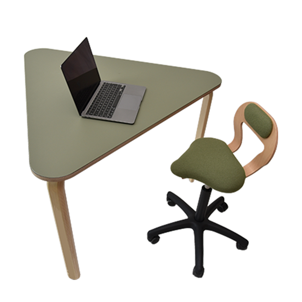 Trekantet skolebord og arbejdsbord med lyddæmpende linoleum med ergonomiske stol Lænde Ergoret Arbejdstol  fra Klarskov møbler 