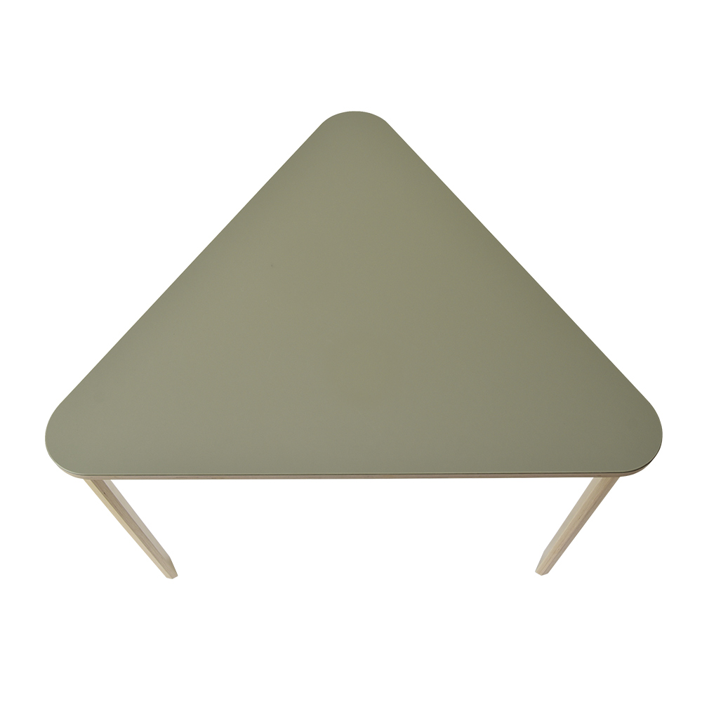 Triangel Bord er et trekantet bord af træ med linoleum, formspændte bøgeben med klar lak fra Klarskov møbler ApS