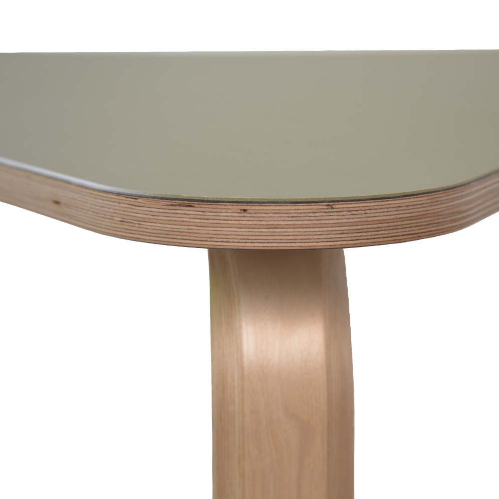 Bord i birkefiner med linoleum og formspændte ben med klar lak fra Klarskov møbler ApS