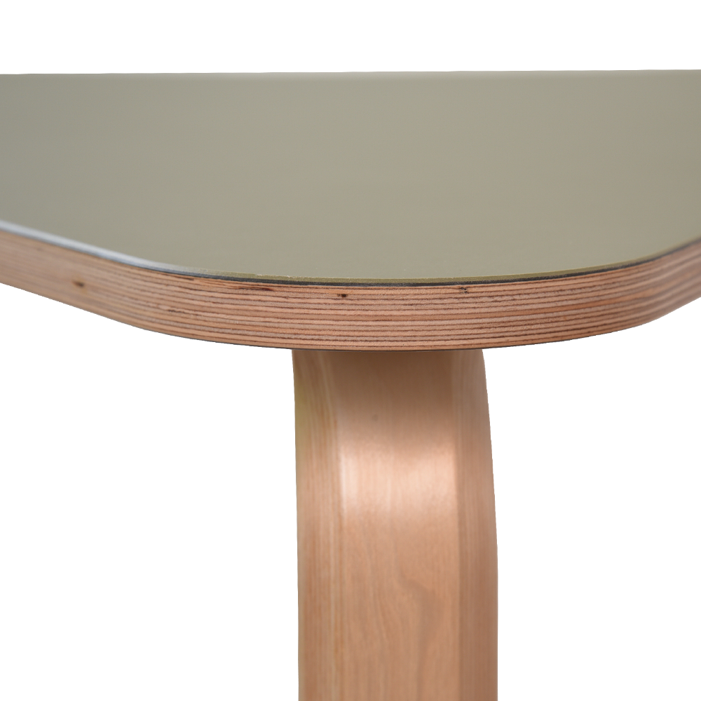 Bord med lyddæmpende linoleum, der reducerer støjniveauet i institutioner og skoler - kvalitetsmøbler med runde hjørner - få pædagogiske møbler til pædagogisk indretning hos Klarskov møbler