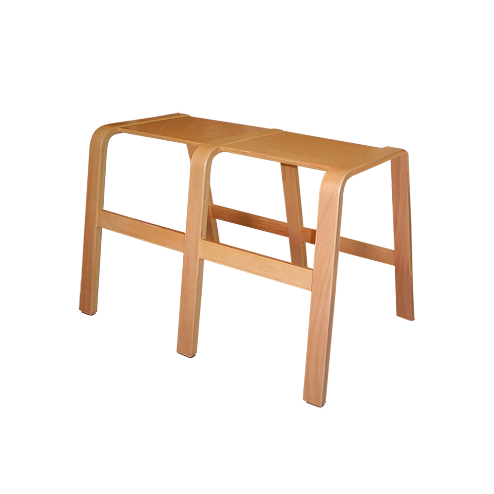 Panuline Stabel Bænk med 2 sæder i bøg med formspændte bøgeben, stærk og stabil bænk, fungerer også som legemøbel og kan stables få pædagogiske institutionsmøbler fra Klarskov møbler