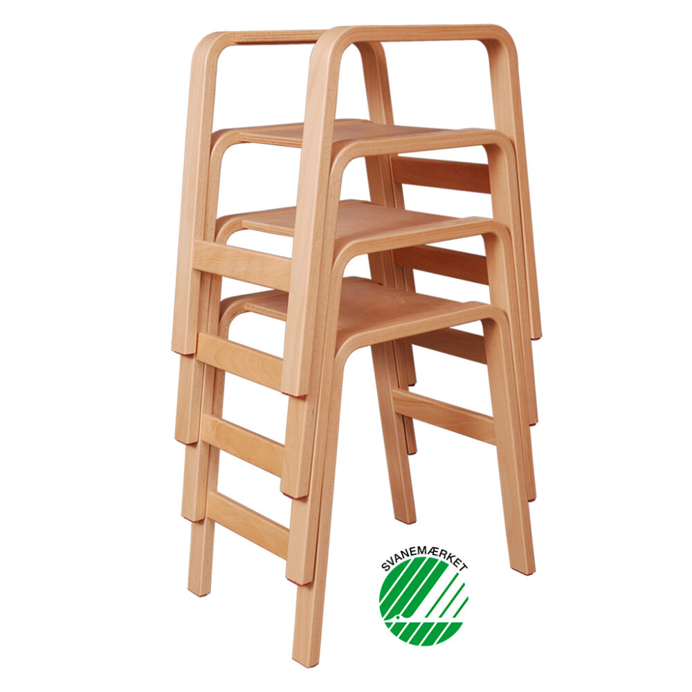Svanemærket Panuline Stabel Taburet – en taburet af træ, der kan stables og bruges som legemøbel, få pædagogiske møbler hos Klarskov møbler ApS - institutionsmøbler