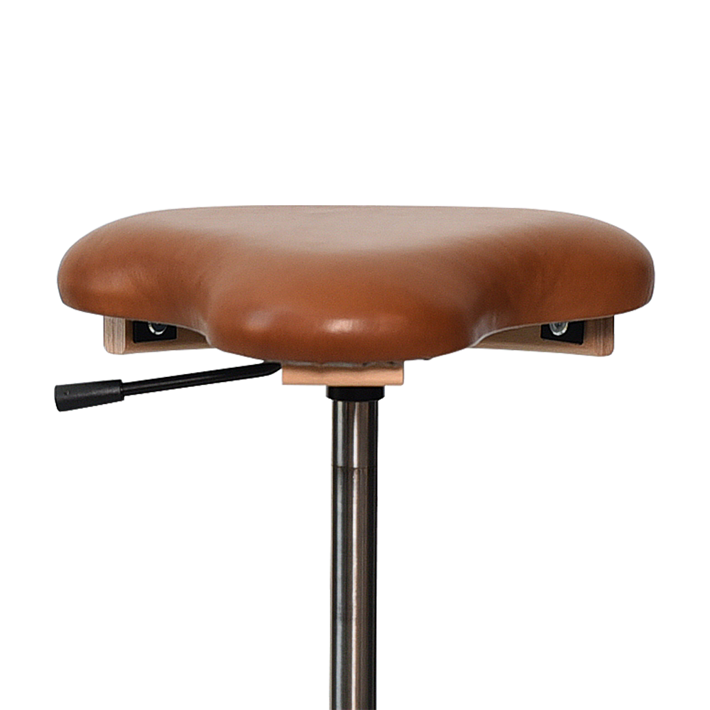 Ergoret Arbejdsstol ergonomisk stol fra Klarskov møbler ApS med gaspatron med håndtag, sikkerhedshjul og polstret sæde med kvalitetslæder og praktisk træbreb designet af pædagog Hans Klarskov i samarbejde med en ergoterapeut i 1995