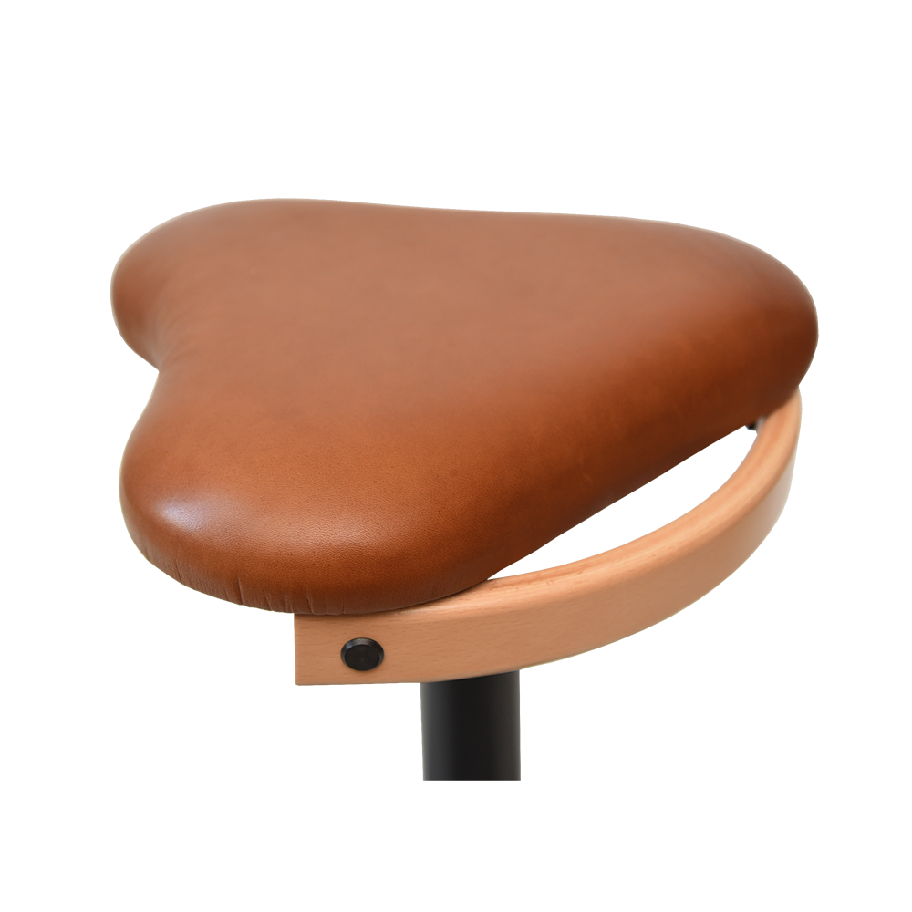 Ergoret Arbejdsstol ergonomisk stol fra Klarskov møbler ApS med gaspatron, sikkerhedshjul og polstret sæde med kvalitetslæder og praktisk træbreb designet af pædagog Hans Klarskov i samarbejde med en ergoterapeut i 1995