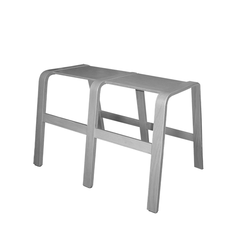 Træbænk med 2 sæder der kan stables, bruges som legemøbel er fra Klarskov møbler ApS - pædagogiske møbler