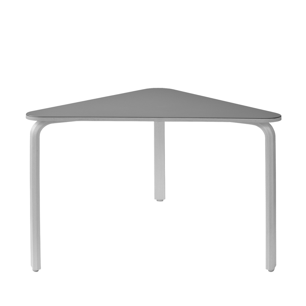 Triangel Bord er et trekantet bord med afrundende hjørner i birkefiner med lyddæmpende linoleum - fås i forskellige højder og er designet til institutionsindretning og skoleindretning samt til privat - få pædagogiske møbler hos Klarskov møbler ApS