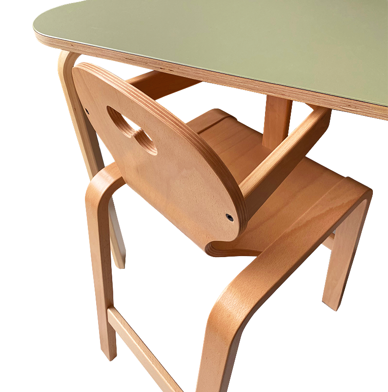 Panuline Stabel Højstol en stærk højstol med aftagelig bøjle og fodstøtte skubbes ind under bordplade for at sidde i spænd fås hos Klarskov møbler pædagogiske møbler