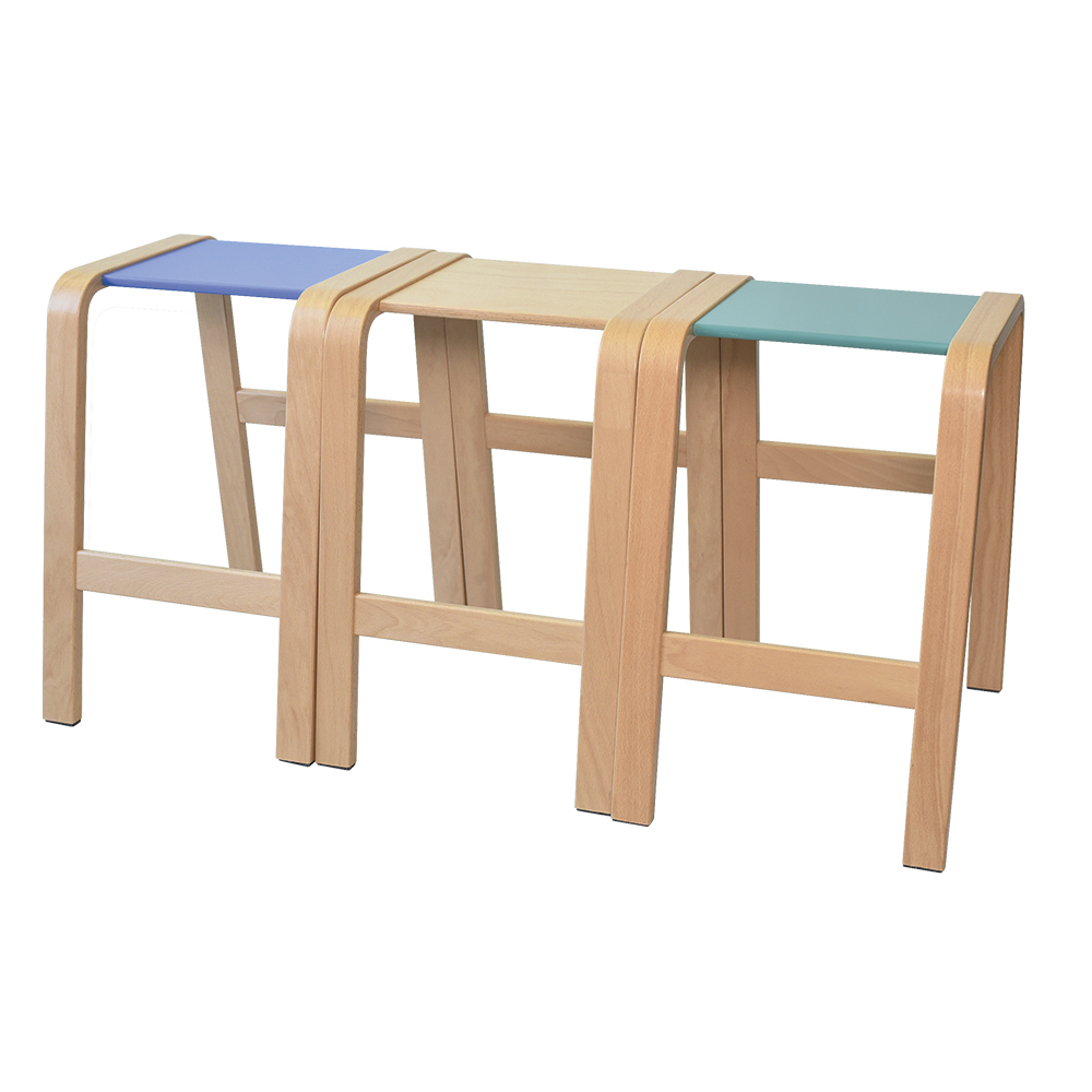Panuline Stabel Taburet træ møbel med lakfarvet sæde til børn og voksne med fodstøtte, stabelbar taburet med firkantet sæde som kan sættes sammen som en bænk og legemøbel - få pædagogiske møbler hos Klarskov møbler til pædagogisk indretning