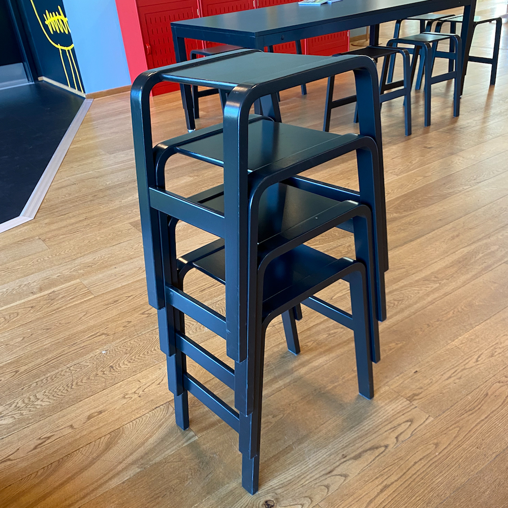 Stabelbar taburet med fodstøtte i sort lak med firkantet sæde Panuline Stabel Taburet fra Klarskov møbler