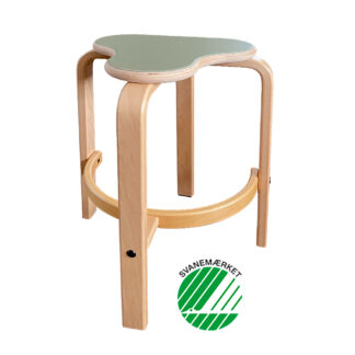 Svanemærket Ergoret Taburet med fodstøtte og linoleum på sædet er en stærk og stabil taburet med et ergonomisk sæde der giver gode arbejdsforhold - få pædagogiske møbler og skab pædagogisk indretning med møbler fra Klarskov møbler