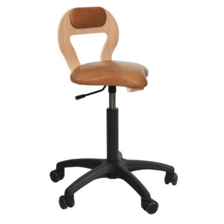 Lænde Ergoret Arbejdsstol Comfort Lux med behagelig rygpude er betrukket med natur læder en ergonomisk stol som arbejdsstol og kontorstol med sikkerhedshjul og regulerbar gaspatron fra Klarskov møbler pædagogiske møbler