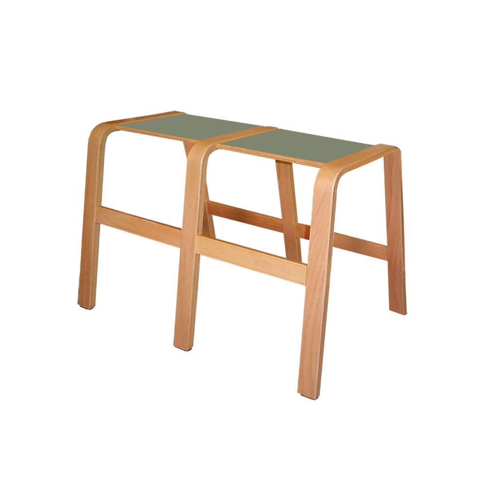 Panuline Stabel Bænk 2 sæder med lyddæmpende linoleum til børn og voksne med fodstøtte stabelbar bænk med firkantet sæde få pædagogiske møbler hos Klarskov møbler