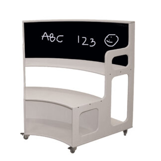 Multi Bue et skolemøbel til differentieret undervisning med kridttavle på indvendig bue som også er afskærmning med siddeplads et mobilt og fleksibelt møbel til undervisning fra Klarskov møbler