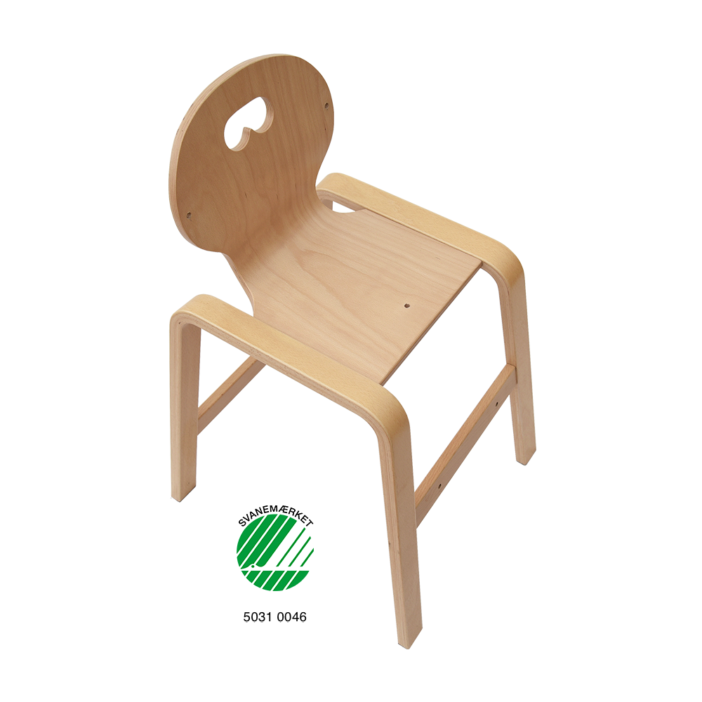 Svanemærket højstol Panuline Stabel Højstol uden aftagelig bøjle og regulerbar fodstøtte som almindelig stol sikkerhedstestet EN14988-1:2017+A1:2020, kan stables og fås med ryghynde, dansk design af Klarskov møbler med produktion på Fyn.