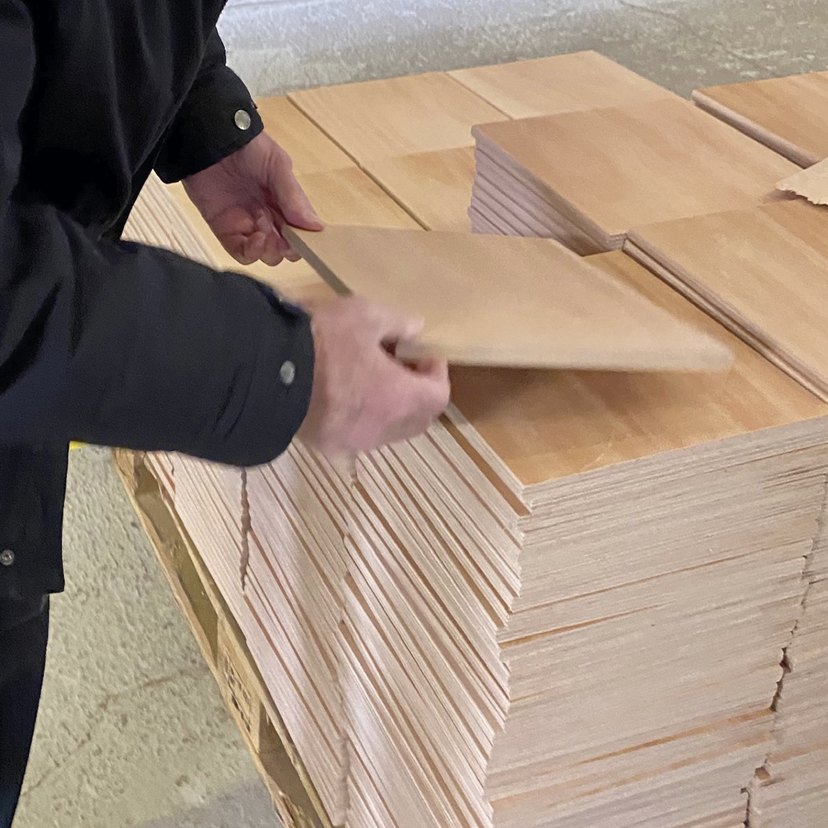 Dansk produktion på Fyn af kvalitetsmøbler med Svanemærket møbler med lang holdbarhed robuste slidstærke kan få reservedel og omlakeres Klarskov møbler 