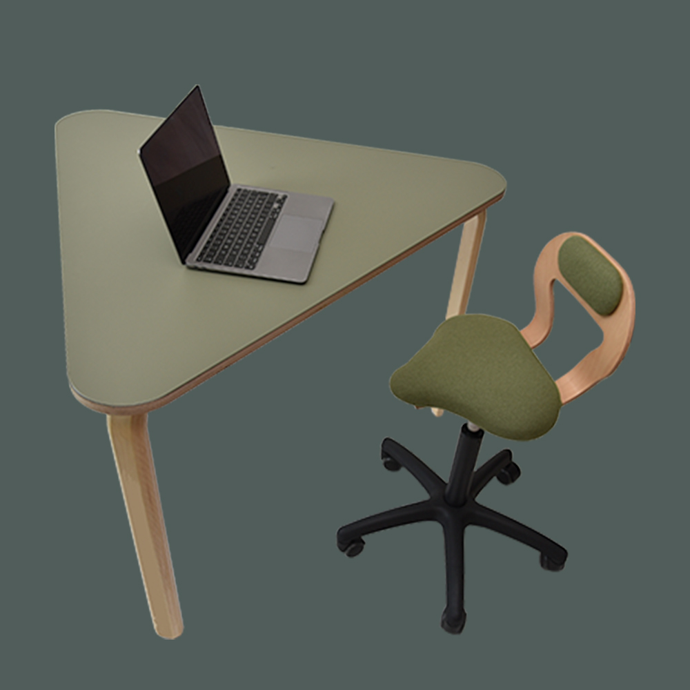 Trekantet skolebord og arbejdsbord med lyddæmpende linoleum med ergonomiske stol Lænde Ergoret Arbejdstol fra Klarskov møbler